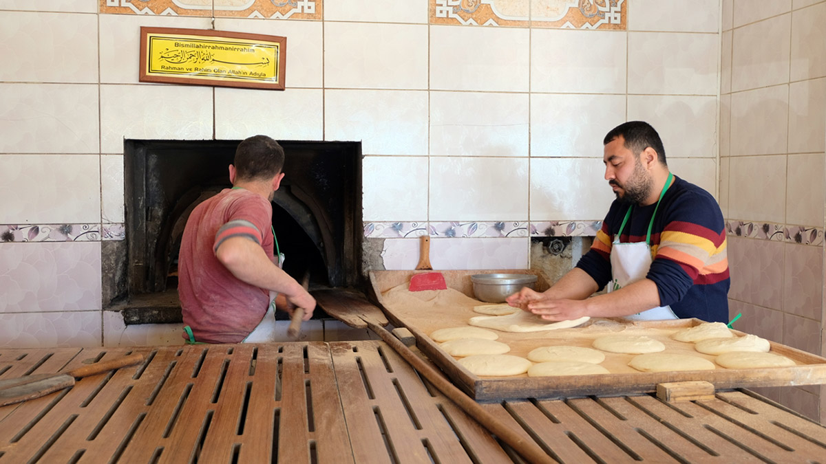 Bingöl'de fırın işleten Mustafa Erdoğmuş, Kahramanmaraş merkezli 10 ili etkileyen deprem bölgelerine her gün 5 bin ekmek ulaştırıyor.