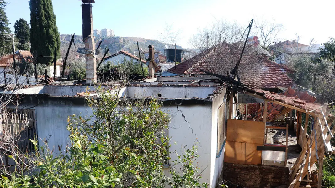 Antalya'da gecekonduda yangın; 2 sevgili öldü
