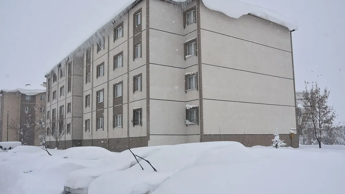 Bitlis'te kar yağışı; okullar 1 gün süre ile tatil edildi