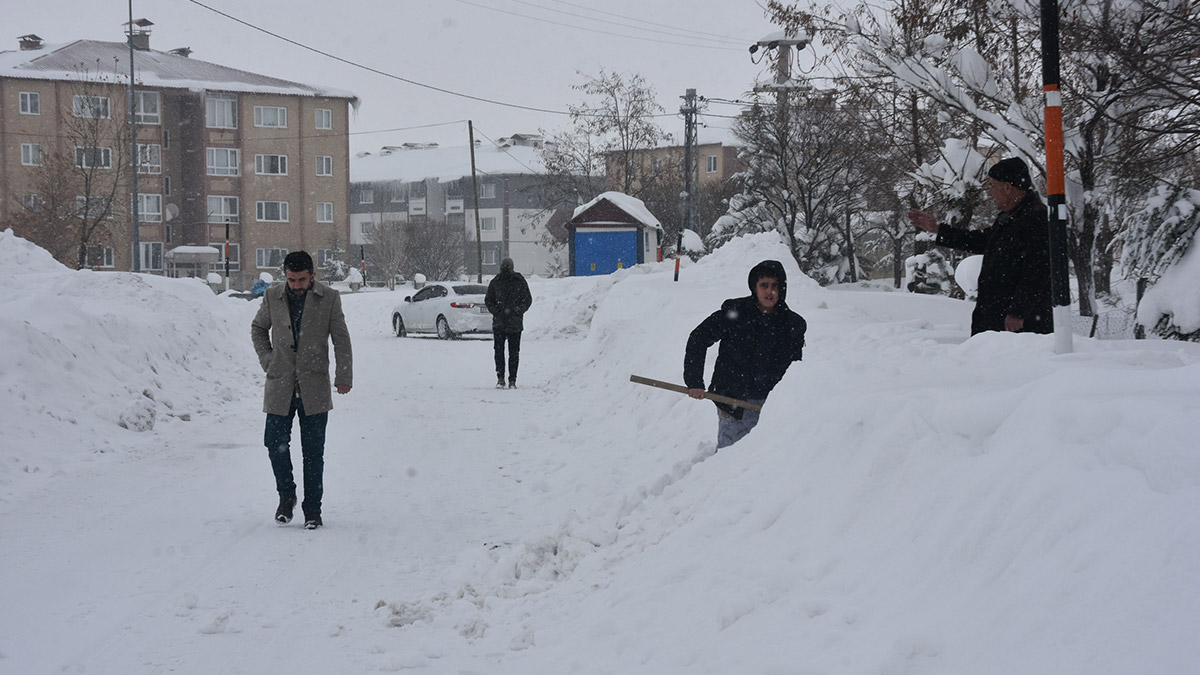 Bitlis'te kar yağışı; okullar 1 gün süre ile tatil edildi