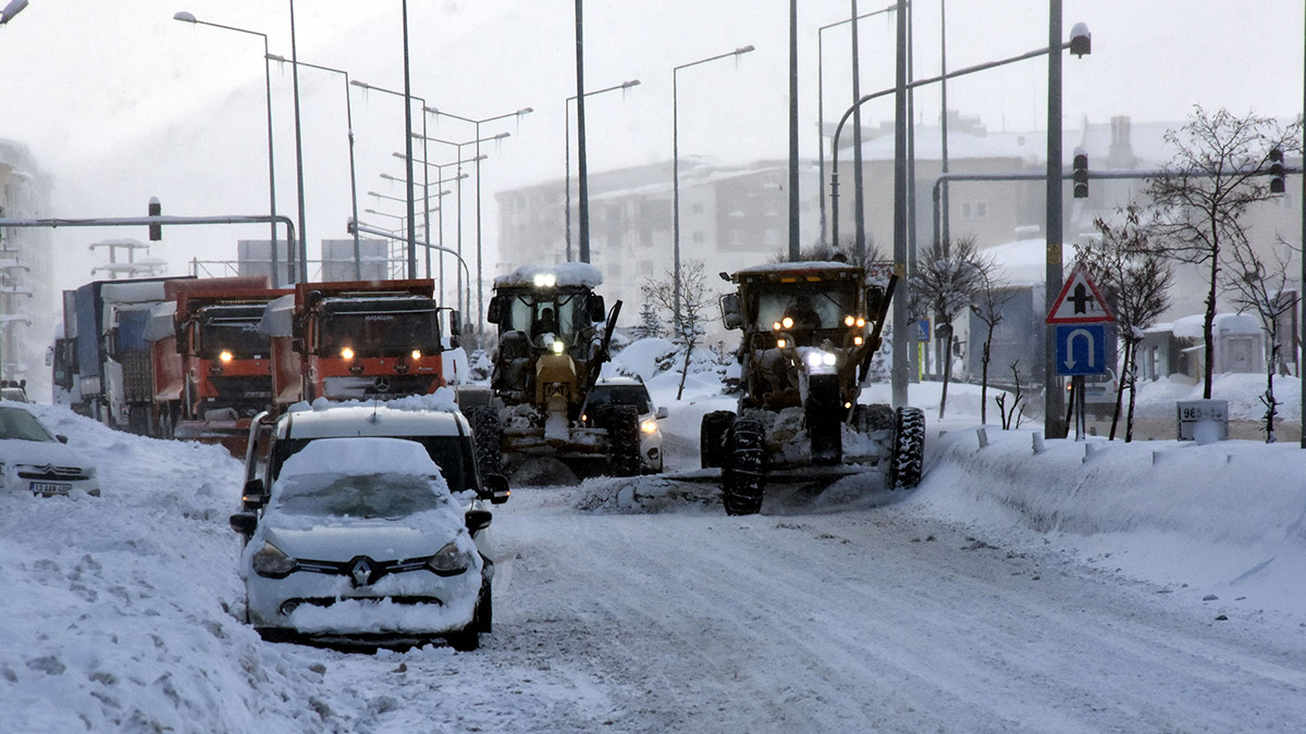 Bitlis'te kar yağışı hayatı olumsuz etkiliyor