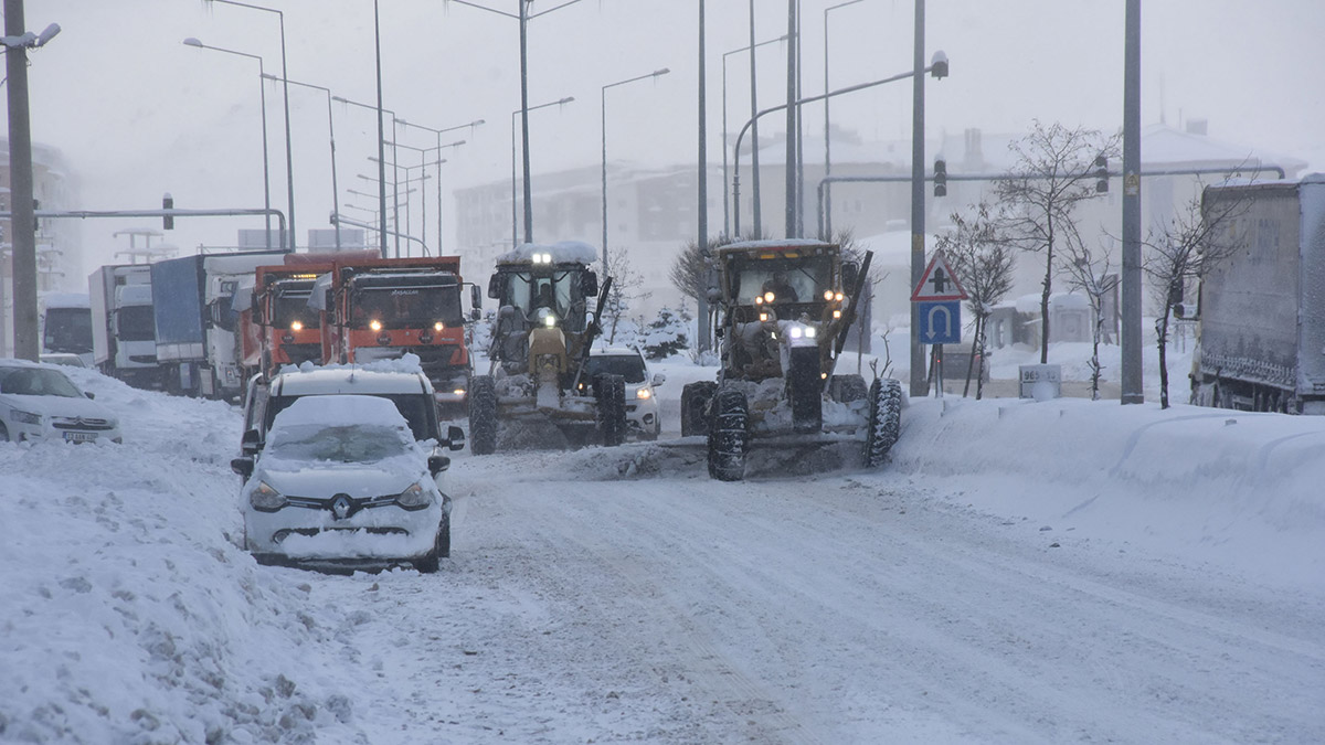 Bitlis'te kar yağışı hayatı olumsuz etkiliyor
