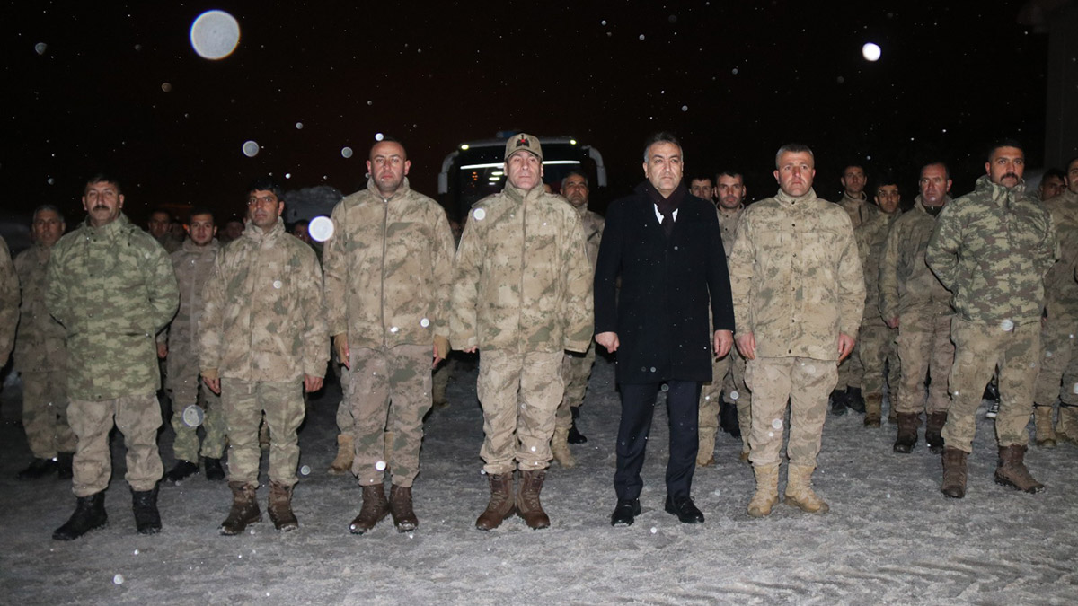 Güvenlik korucuları Antakya'da 18 kişiyi enkaz sağ çıkardı