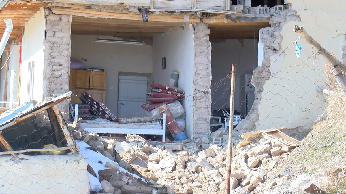 Evleri yıkılınca, koyunlarıyla birlikte yaşamaya başladılar