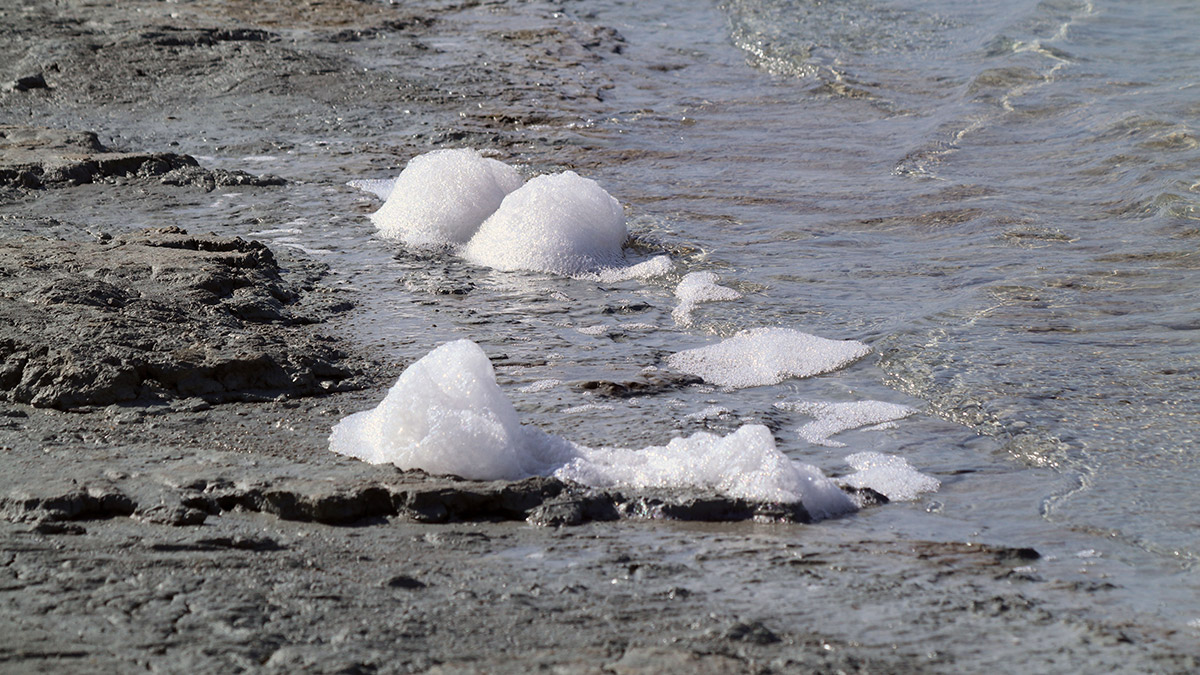Burdur Gölü'nde köpüklenme