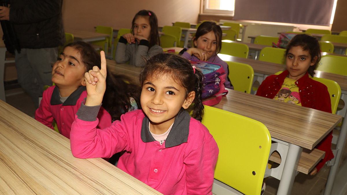 Depremzede ailelerin çocukları dersbaşı yaptı