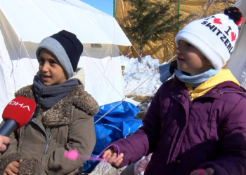 Çadırda yaşayan çocuklar hikaye kitabı istiyor