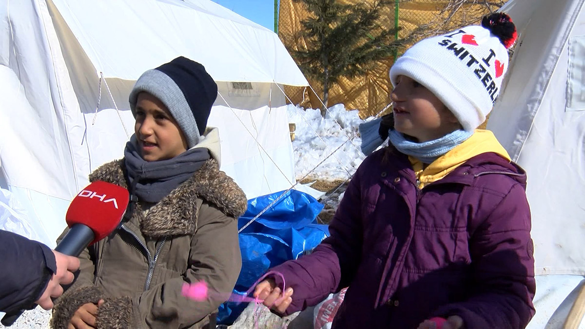 Çadırda yaşayan çocuklar hikaye kitabı istiyor