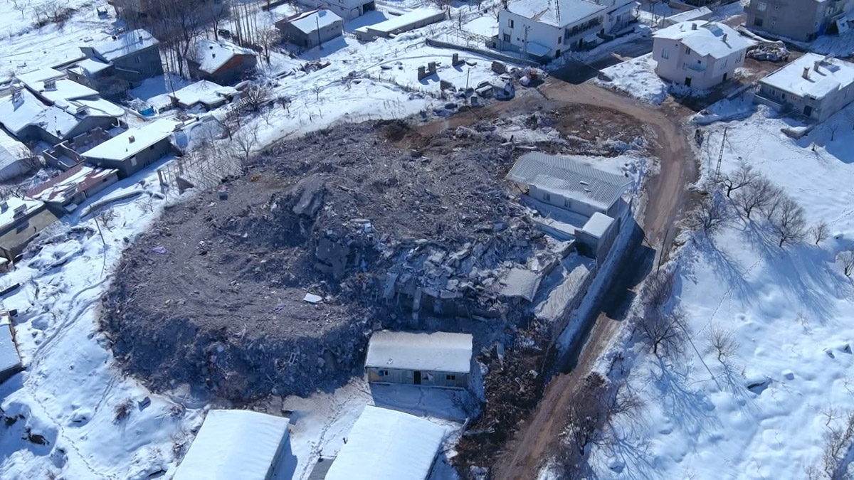 Malatya Erkenek Mahallesi'nde, deprem sonrası hayat çadırlarda devam ediyor. Çadırda yaşayan çocuklar, yaşadıkları korkuyu oyunlar oynayarak atlatmaya çalışırken, çadır okul, öğretmen ve hikaye kitabı istiyor.