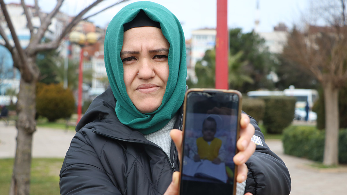 Cam kemik hastası oğlunun eşyalarını depremzedelere bağışladı