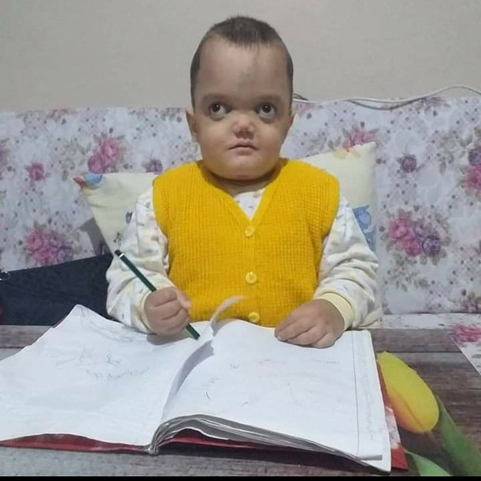 Cam kemik hastası oğlunun eşyalarını depremzedelere bağışladı