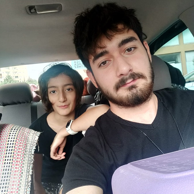 Kahramanmaraş’ta, Elif Rabia Akat (12), geçen cumartesi günü deprem çantası hazırladı. O anları cep telefonu kamerasıyla kaydeden ve 'Kaju' isimli kedisi için de çantaya mama koyan Elif Rabia, videoyu Elazığ'da üniversite öğrencisi ağabeyi Enes Melih Akat'a (21) yolladı.