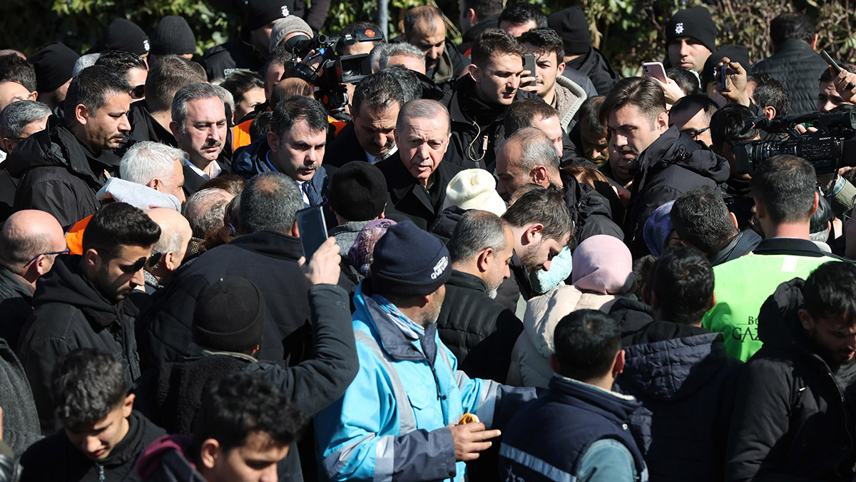 Cumhurbaşkanı Recep Tayyip Erdoğan, “Son tespitlere göre depremde hayatını kaybedenlerin sayısı toplamda 14 bin 14’e ulaştı. Yaralılarımızın sayısı ise 63 bin 794” dedi.