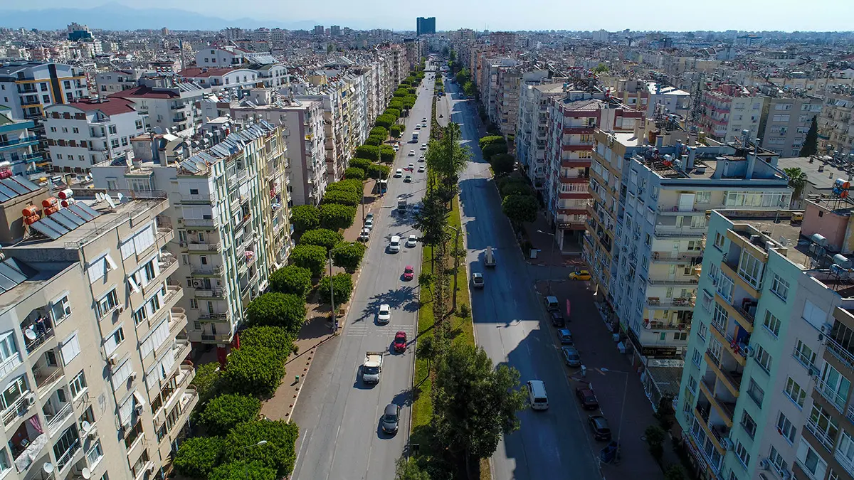 Antalya'da artan kira maliyetleri ve ev bulmakta yaşanan sorunların ardından bazı ev sahipleri, dairelerini 3'e bölerek kiraya vermeye başladı.