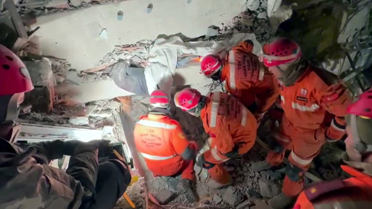 DAK Taburu enkaz altından 37 kişiyi kurtardı