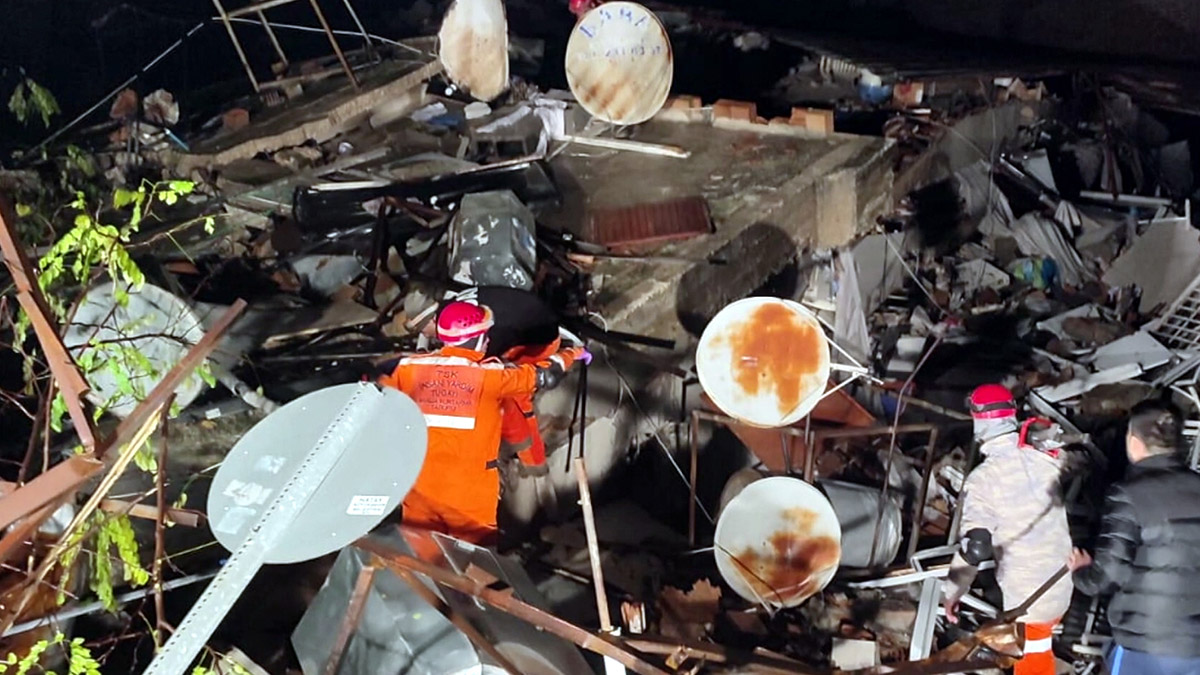 Türk Silahlı Kuvvetleri'nin (TSK) İnsani Yardım Tugayı olan Doğal Afetler Arama-Kurtarma DAK Taburu, Kahramanmaraş merkezli depremlerin ardından hava ve kara yolu ile afet bölgesine ulaşıp, enkaz altından 37 kişiyi kurtardı.