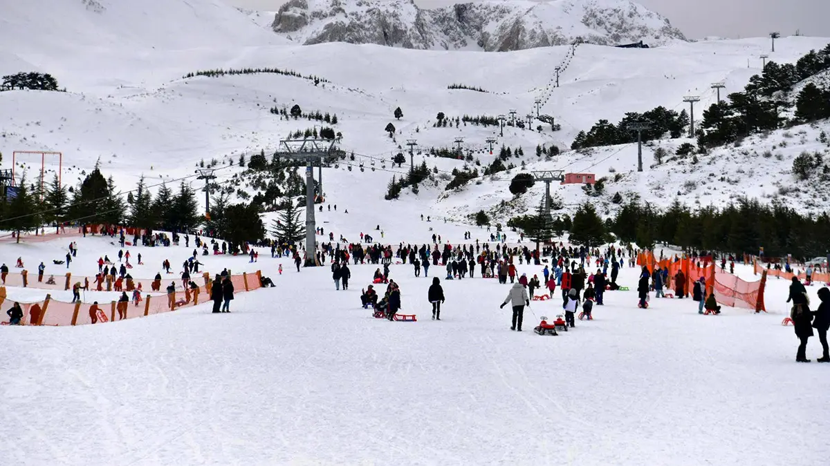 Türkiye'nin önemli kış turizmi merkezlerinden isparta'daki davraz kayak merkezi sömestir boyunca en yoğun günlerini yaşadı. Yerli ve yabancı ziyaretçiler davraz'da 26 kilometreyi bulan pistlerde kayak ve kızak yaparak, eğlendi.