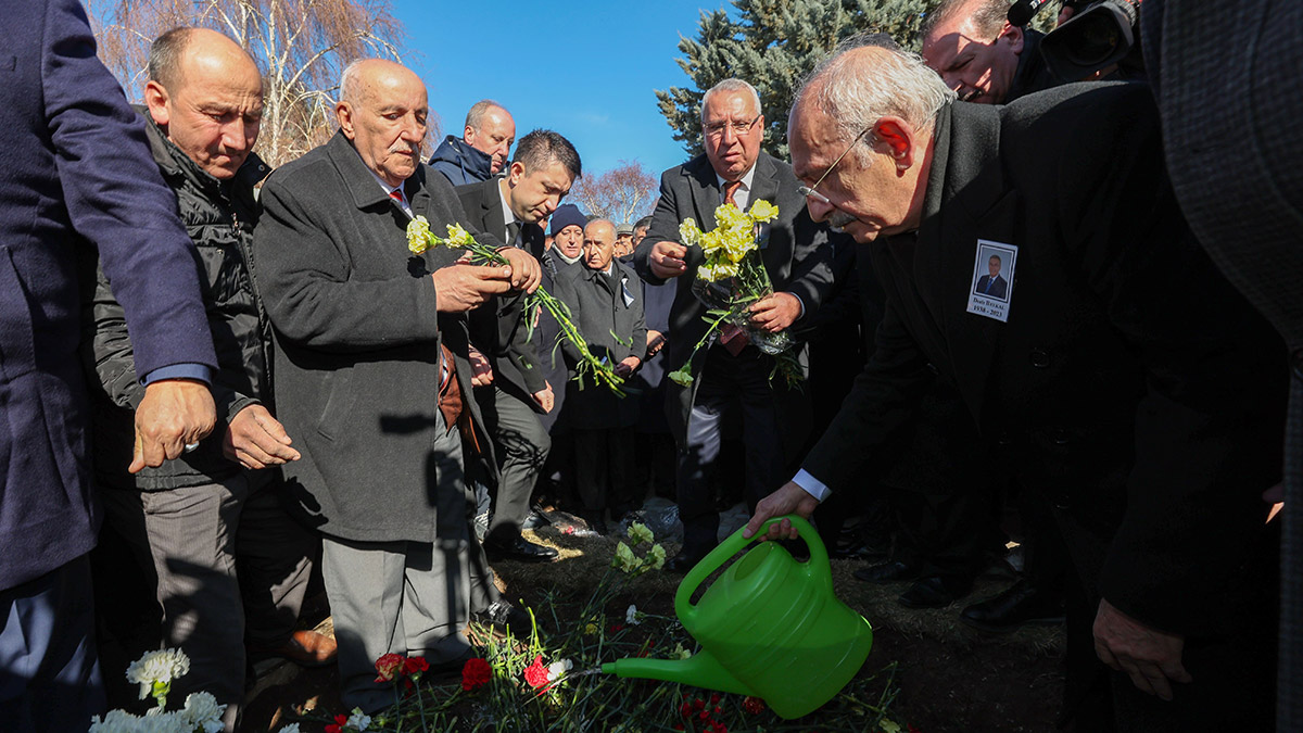 CHP Genel Merkezi önünde düzenlenen törenin ardından CHP Eski Genel Başkanı, Antalya Milletvekili Deniz Baykal son yolculuğuna uğurlandı.