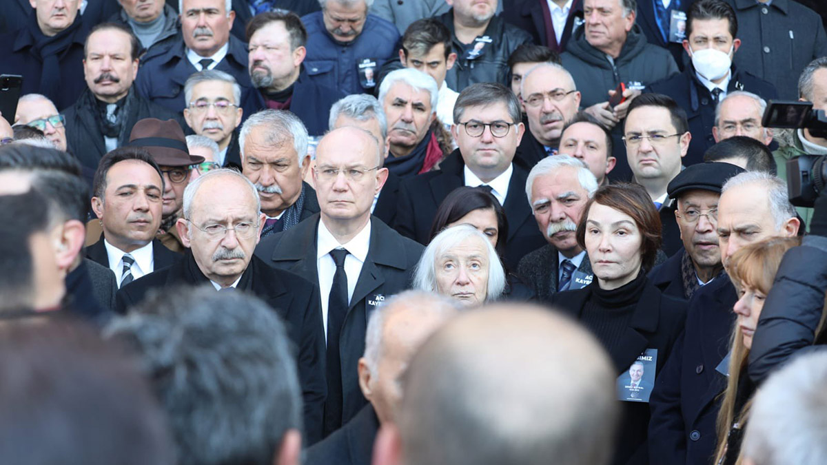 CHP Eski Genel Başkanı, Antalya Milletvekili Deniz Baykal için tören düzenlendi. Törende konuşan CHP Genel Başkanı Kemal Kılıçdaroğlu, "Sayın Genel Başkanım, huzurunuzda söz veriyorum; ülkemizde mutlak anlamda hürriyeti tesis edeceğiz. Ömrünüzü verdiğiniz demokrasi ve özgürlük mücadelesini tamamlayacağız" dedi.