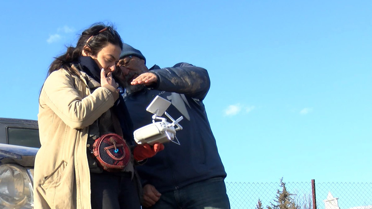 Deprem bilimciler deprem bölgesinde fay hatlarını inceliyor