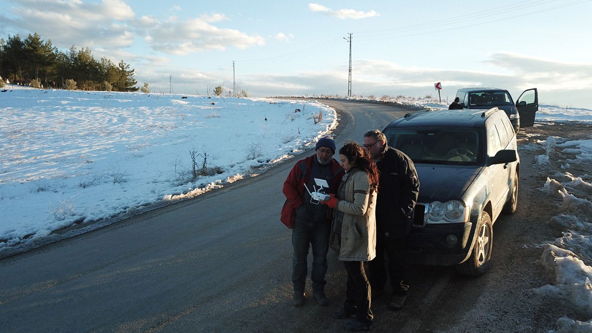 Deprem bilimciler deprem bölgesinde fay hatlarını inceliyor
