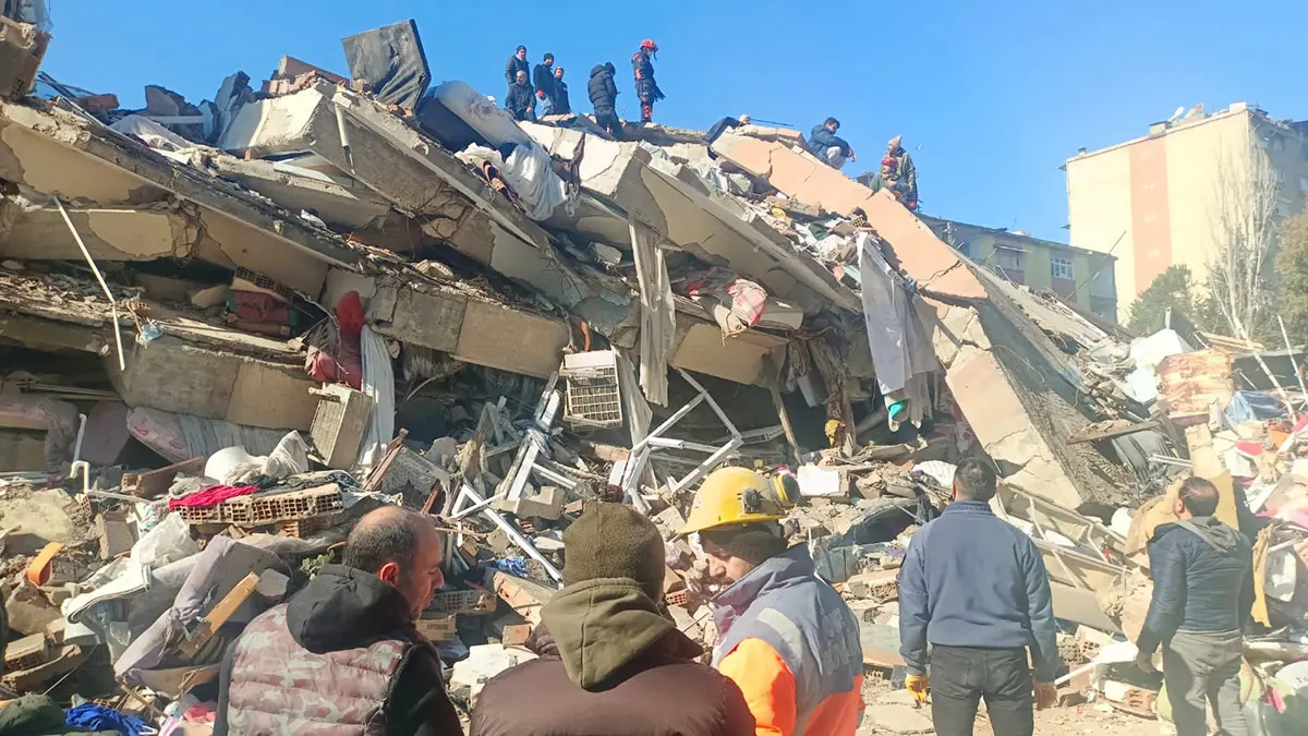 Kahramanmaraş merkezli depremlerin ardından binlerce binanın yıkılmasıyla asbest ve akciğer hastalığı sorunu gündeme geldi; uzmanlar uyarılarda bulundu.