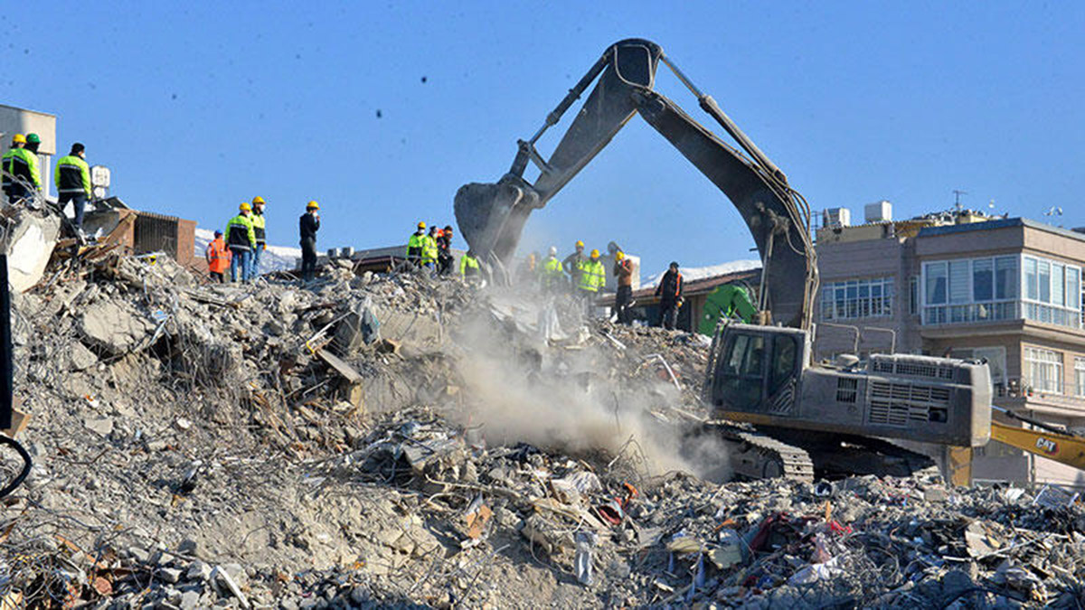 Göğüs Hastalıkları Uzmanı Dr. Hacer Ofluoğlu, Kahramanmaraş merkezli depremler sonrası, bölgede enkaz kaldırma çalışmaları ve hava şartlarından doğan, toz, kimyasal madde vb. havaya karışmasından dolayı sahada bulunanların akciğer sağlığının risk altında olabileceğini belirtti.