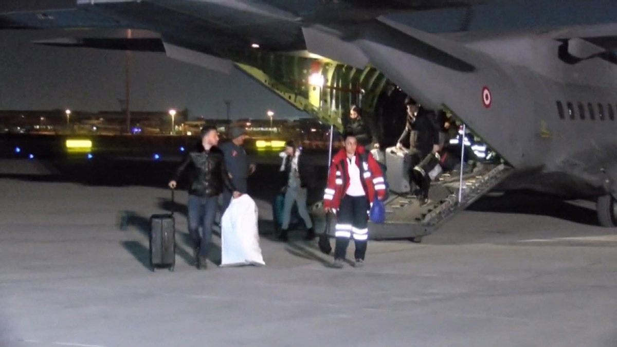 32 kişilik itfaiye ekibi deprem bölgesinden İstanbul'a döndü