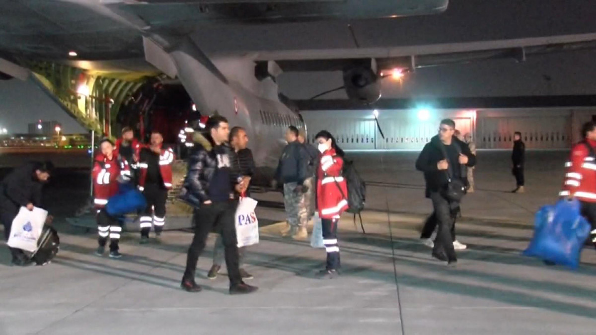 32 kişilik itfaiye ekibi deprem bölgesinden İstanbul'a döndü