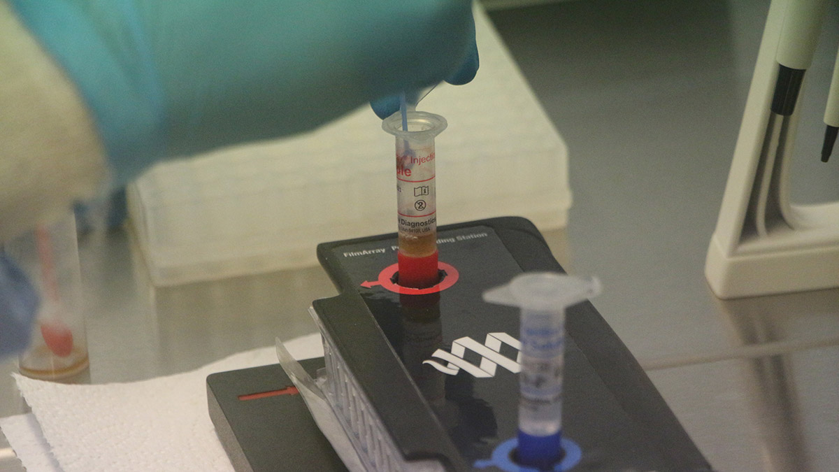 Sağlık Bakanlığı Halk Sağlığı Genel Müdürlüğü'ne ait saha araştırma aracıyla mobil laboratuvar, depremlerin yıktığı Hatay'da su kalitesine ve salgın hastalıklara karşı hızlı analizler yapılmasını sağlıyor.