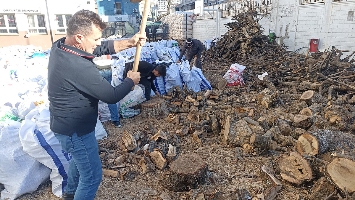 Sason'dan deprem bölgelerine odun gönderiliyor