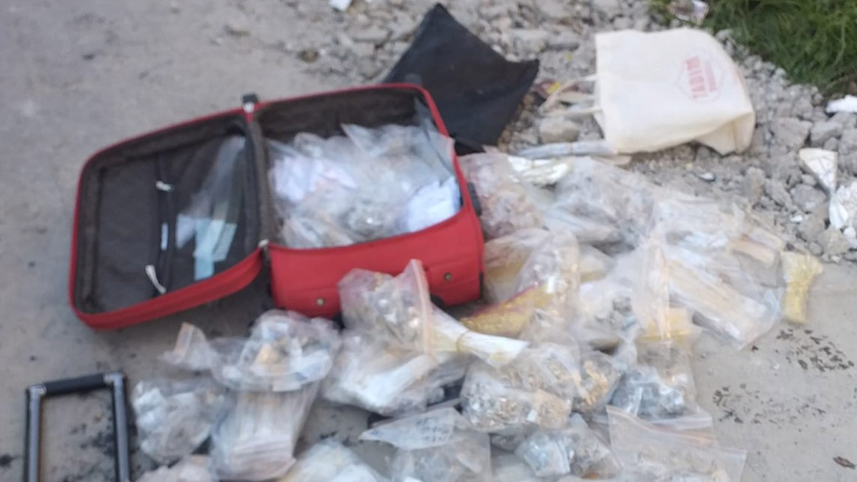 Deprem bölgesinden gümüş takı çalan 3 şüpheli yakalandı