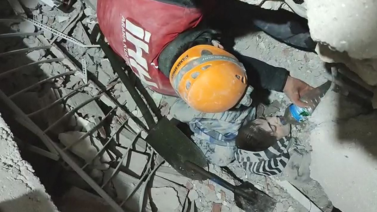 Deprem felaketinde 2'inci gün; enkaz başlarında umutlu bekleyiş sürerken, 6 katlı binanın altında kalan Suriyeli Asya 30'uncu saatte kurtarıldı.