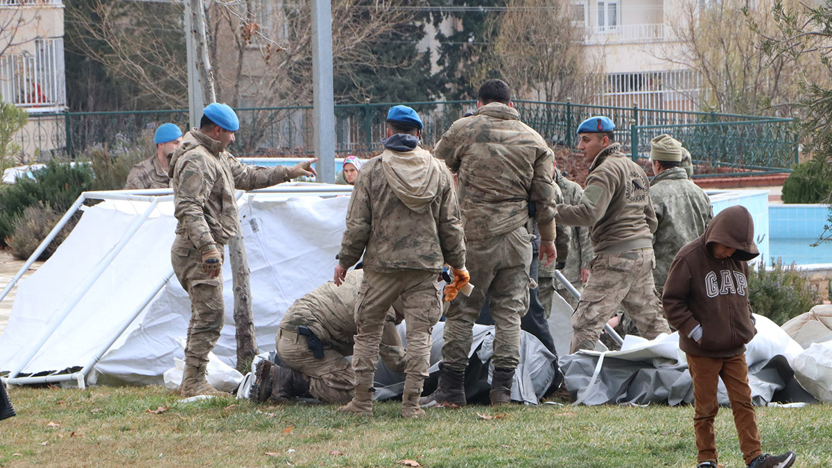 Şanlıurfa'da enkazdakiler için seferberlik devam ediyor. 3 milyona varan nüfusuyla depremden etkilenenler için 8 bin kişilik arama-kurtarma ekibi görevlendirildi.