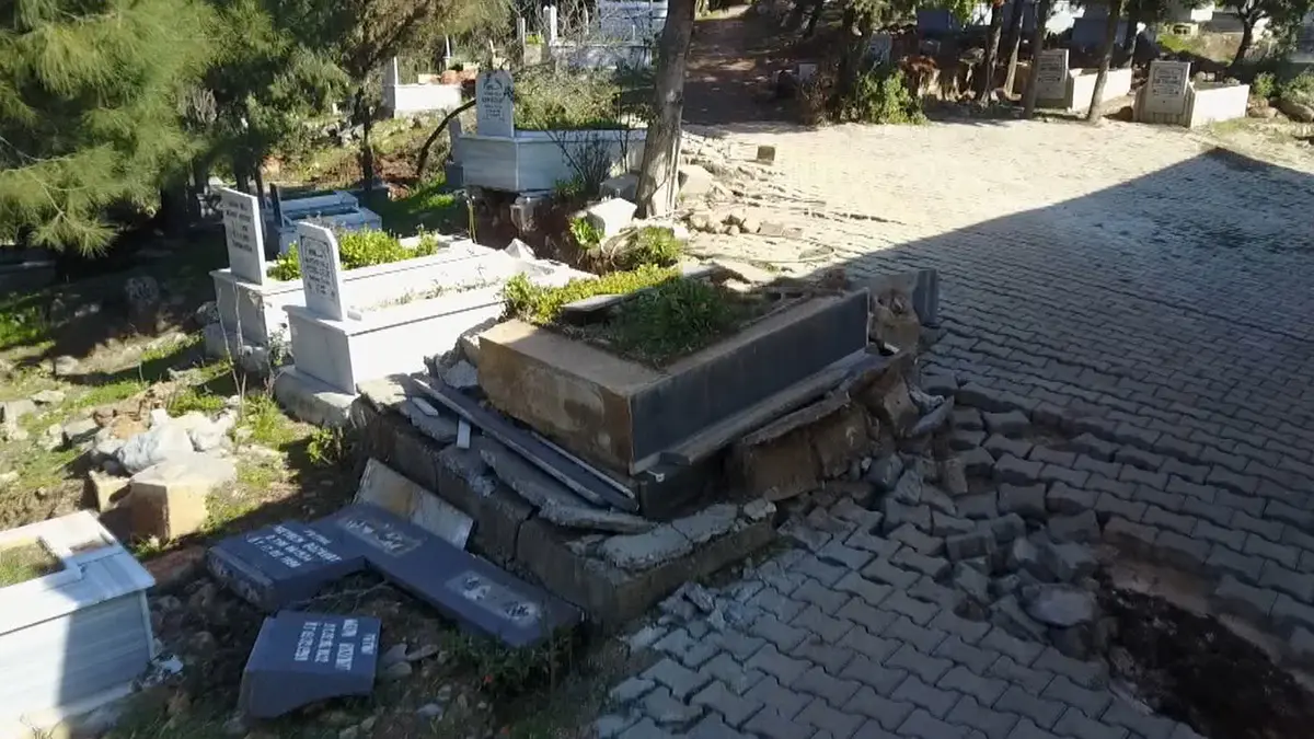 Gaziantep'in nurdağı'na bağlı gökçedere köyü depremde ağır hasar gördü, fayın yarattığı kırılma yarıklara neden oldu. Metrelerce uzunluktaki fay kırığının neden olduğu yarıklar havadan görüntülendi.