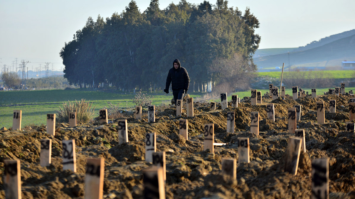 Deprem mezarlığında numaralı defin