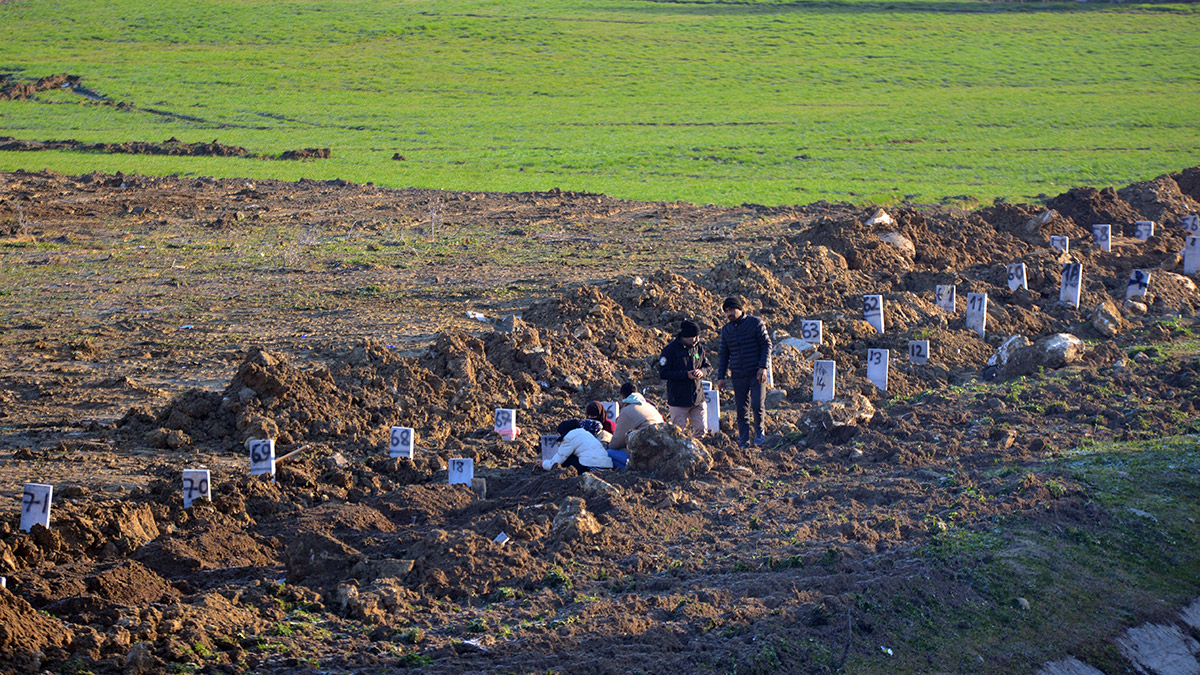Deprem mezarlığında numaralı defin