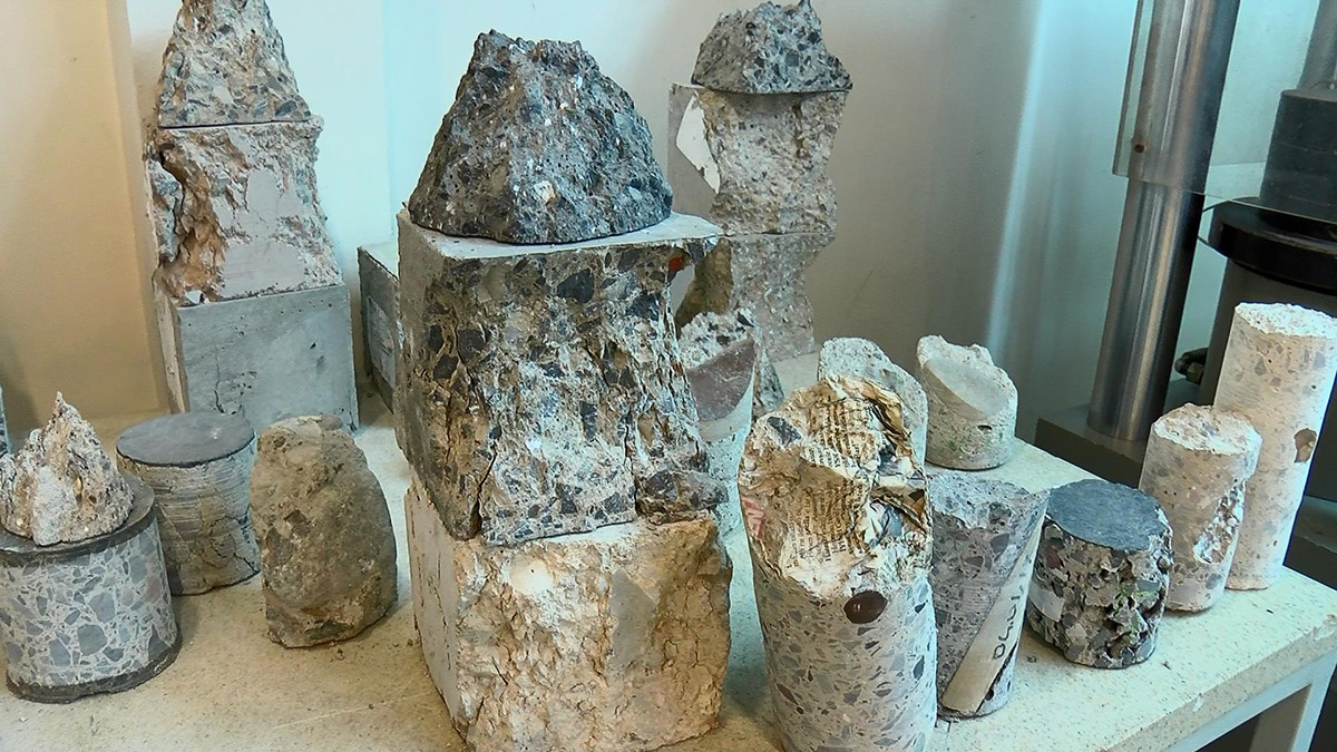 Kadıköy Belediyesi'ne ait beton ve zemin laboratuvarında Kahramanmaraş Depremi sonrasında başvuru yoğunluğu yaşanıyor. İncelenen bazı beton numunelerinin iç yapısında gazete kupürü, strafor köpük, tahta gibi malzemeler dikkat çekti.