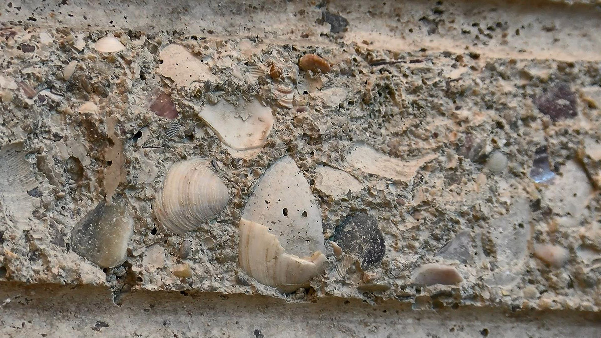 Beton numunelerinden gazete kupürü, köpük çıkıyor