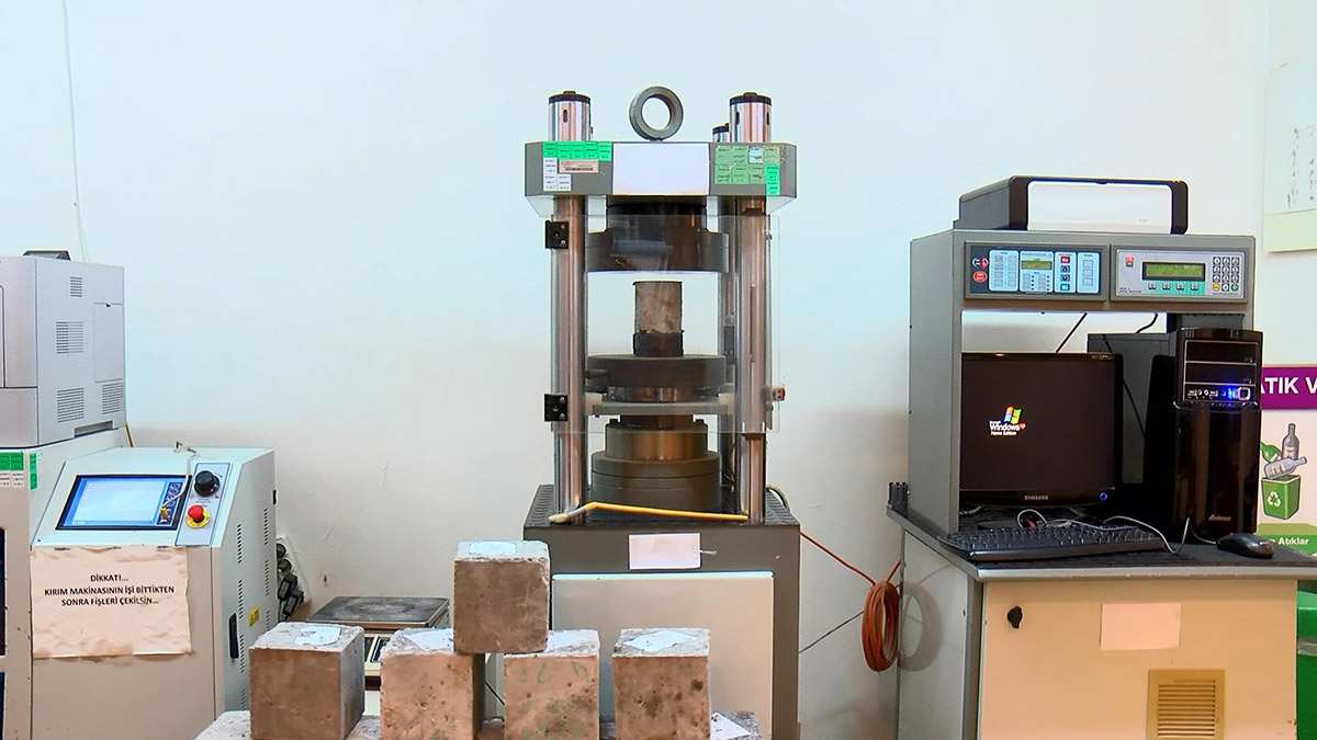 Beton numunelerinden gazete kupürü, köpük çıkıyor