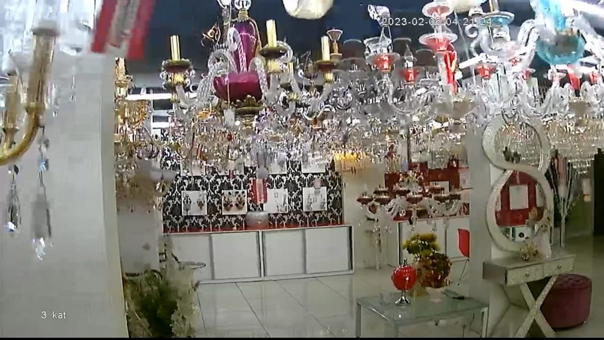 Deprem anında avizelerin sallanması kameraya yansıdı