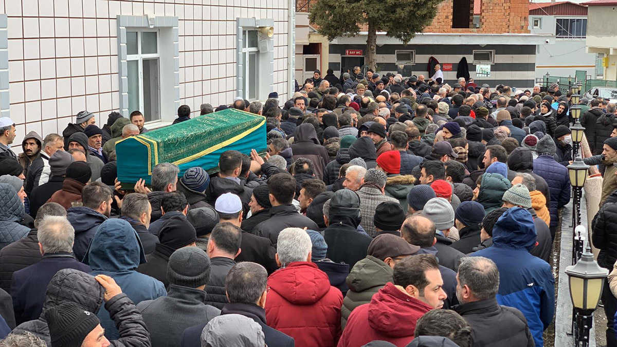 Yıkılan binada yaşamını yitiren İbrahim öğretmen toprağa verildi