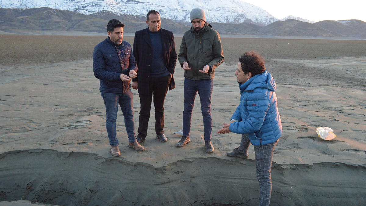 Elazığ’da 17 Şubat’ta meydana gelen 4.6 büyüklüğündeki depremde metrelerce uzanarak fay kırığı olduğu düşünülen şeklin, yapılan incelemede sıvılaşma sonucu oluştuğu tespit edildi.