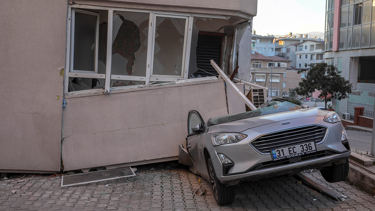 Binaların yıkılmasını park halindeki araçlar önledi