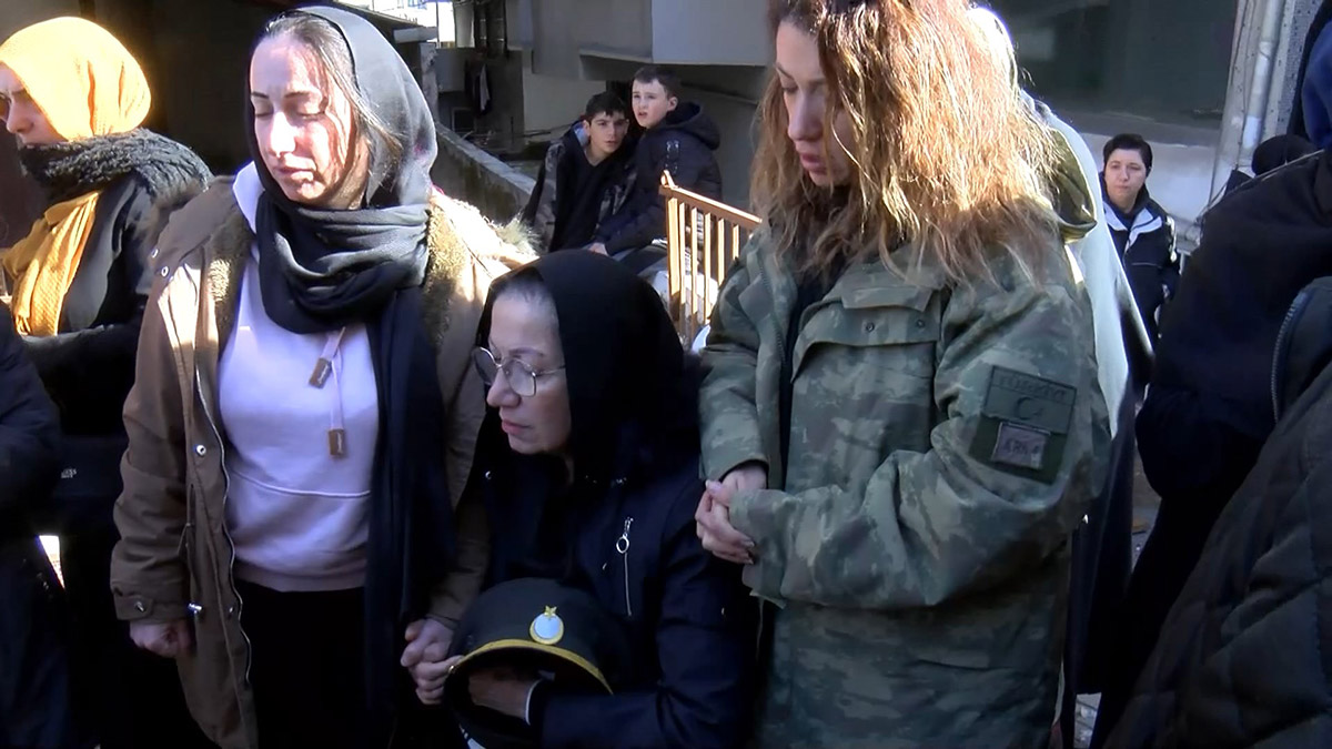 Depremde hayatını kaybeden başçavuş ve oğlu defnedildi