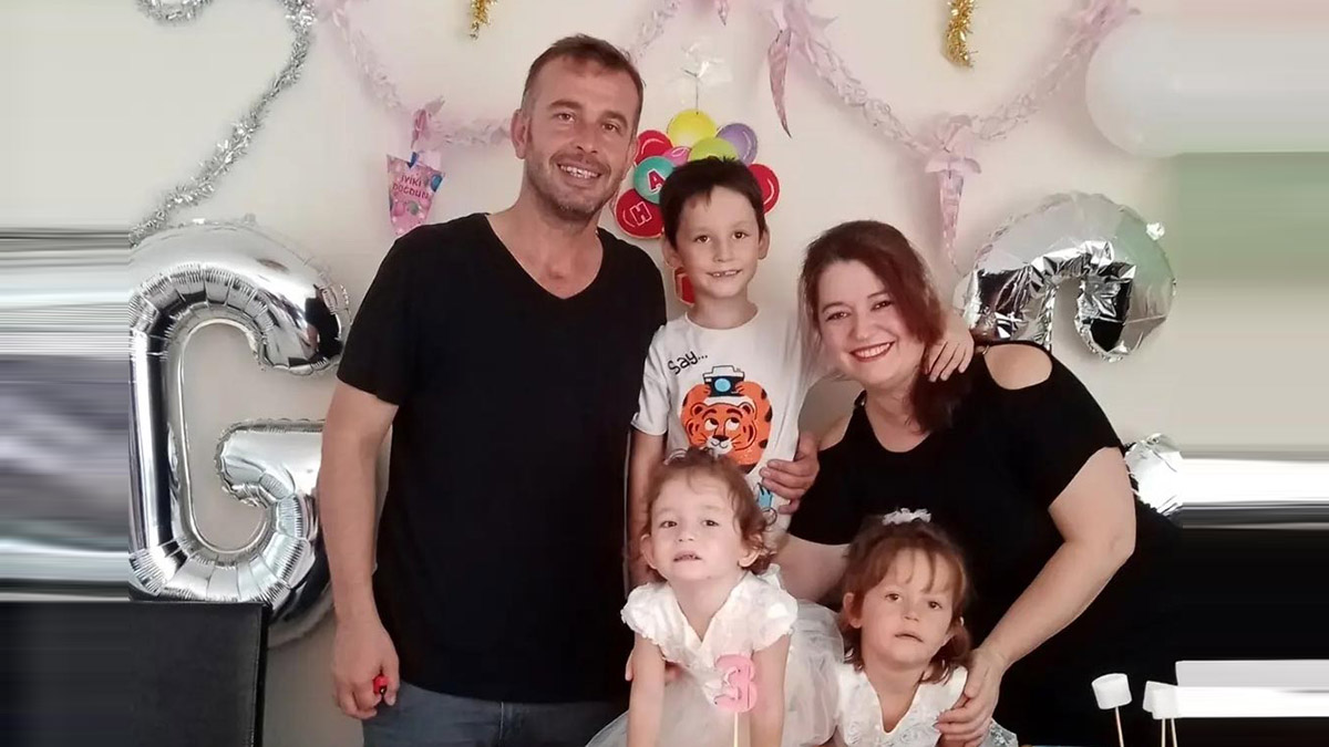 Depremde yaşamını yitiren polis memuru, eşi ve 3 çocuğu defnedildi