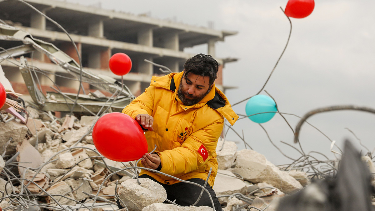 Enkazlara rengarenk balonlar astılar