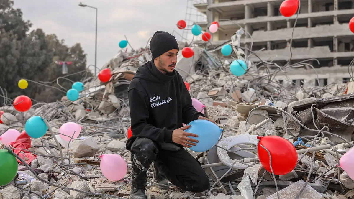 Hatay'ın antakya ilçesinde ogün abi çocuk derneği üyeleri, depremlerde hayatını kaybeden çocuklar için enkazlara rengarenk balonlar asmaya başladı.