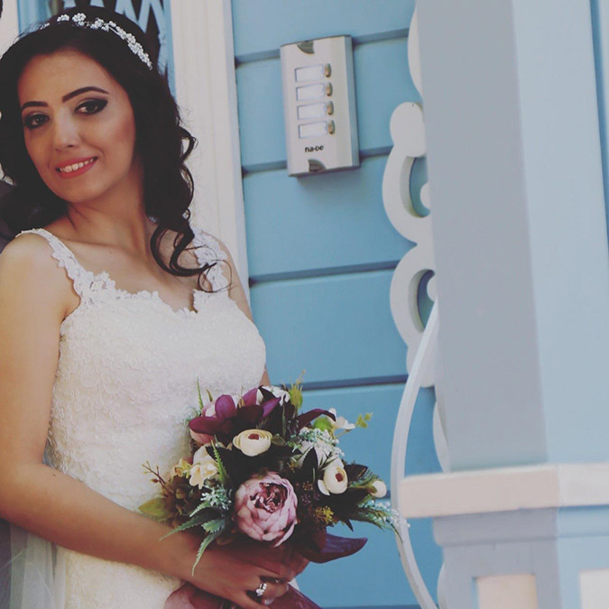 Enkazda kalan Özlem öğretmen ve kızı toprağa verildi