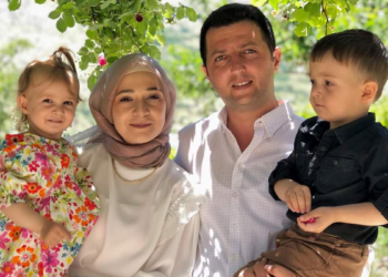 Enkaz altında kalan Uğur öğretmen ve 2 çocuğu toprağa verildi